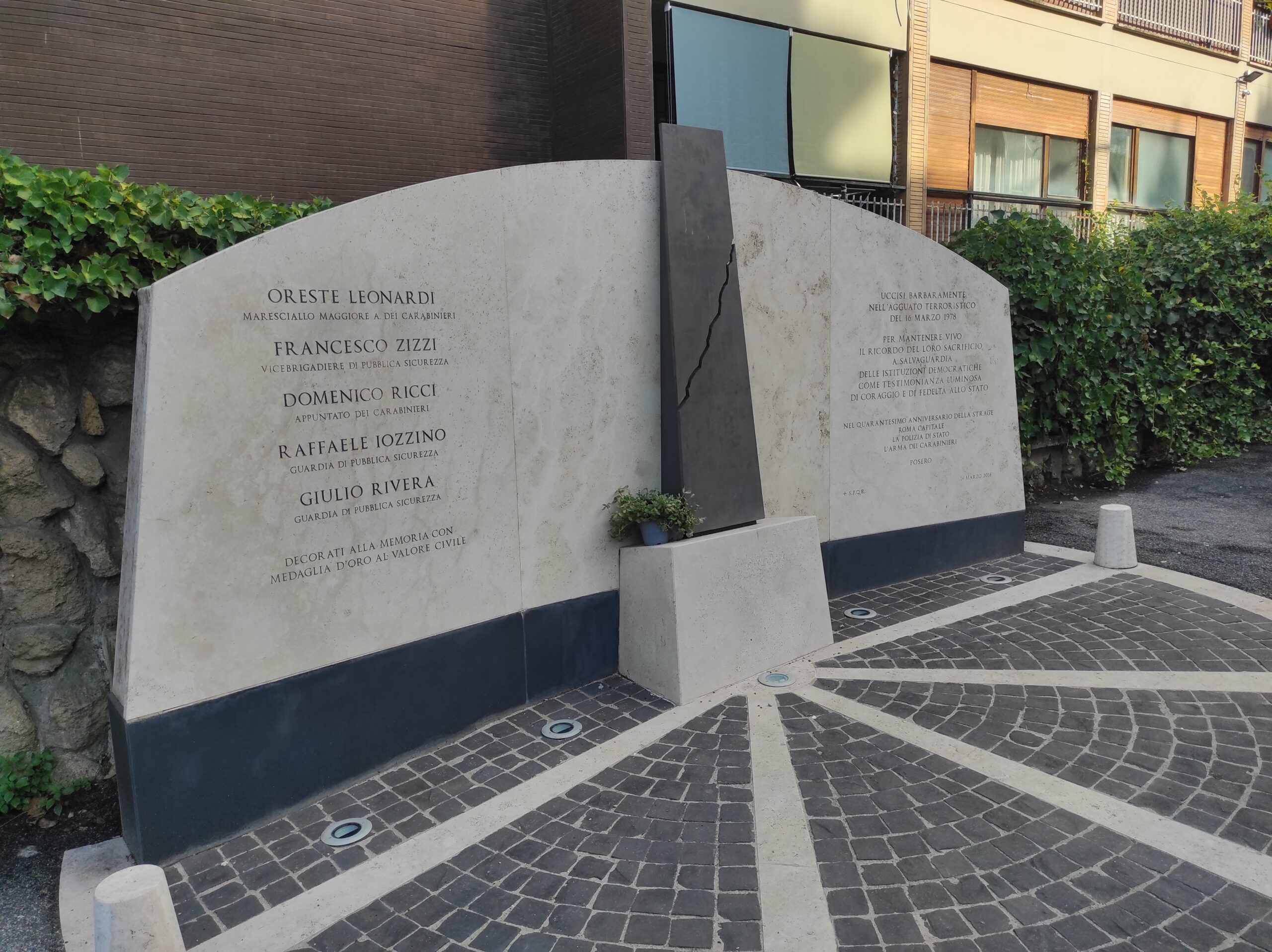 La lapide posta all'incrocio tra via Fani e via Stresa a memoria del rapimento di Aldo Moro e dell'uccisione dei componenti della sua scorta.