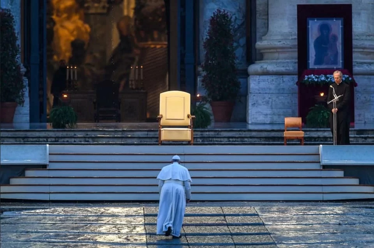 Papa Francesco prega per la fine della pandemia il 27 marzo 2020