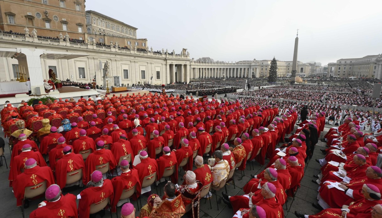I Cardinali in piazza San Pietro durante i funerali di papa Benedetto XVI