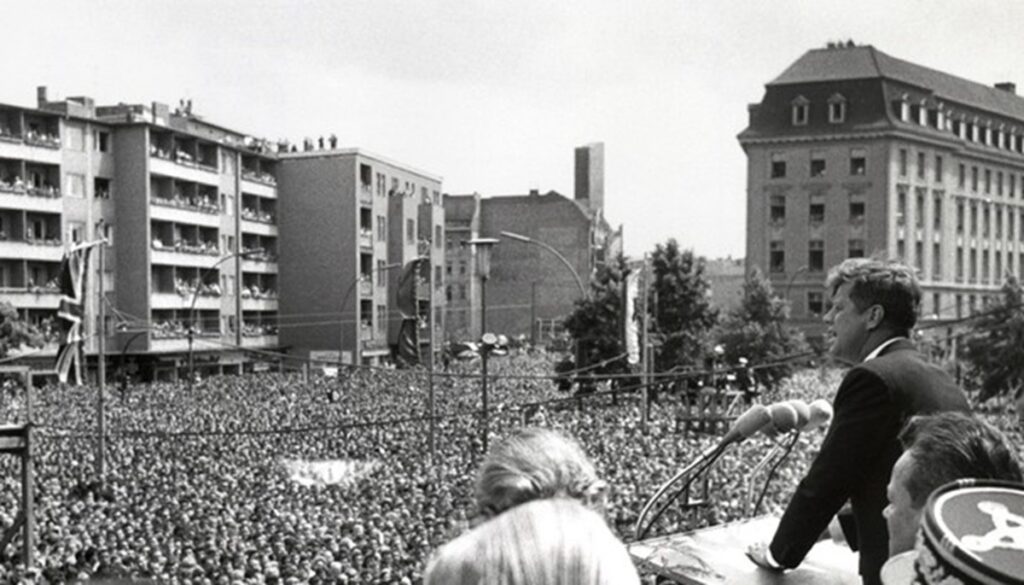 Il presidente Usa John Kennedy al Rathaus di Berlino il 26 giugno 1963