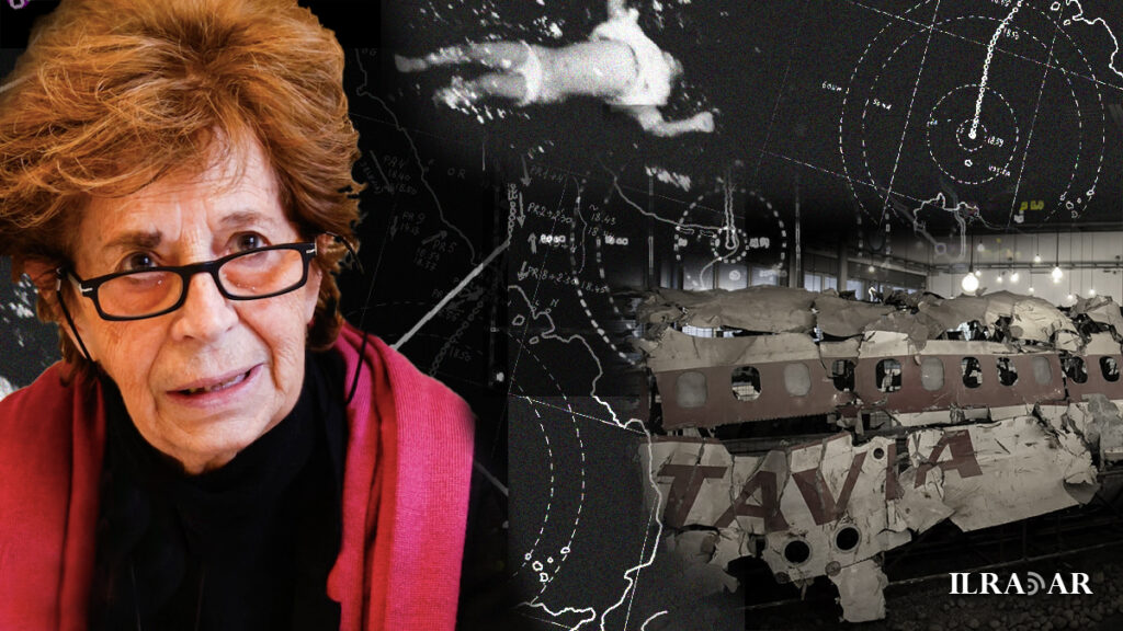 Daria Bonfietti, presidente dell'Associazione Parenti delle vittime di Ustica. A destra il Dc-9 ricostruito dopo essere stato recuperato nel 1987