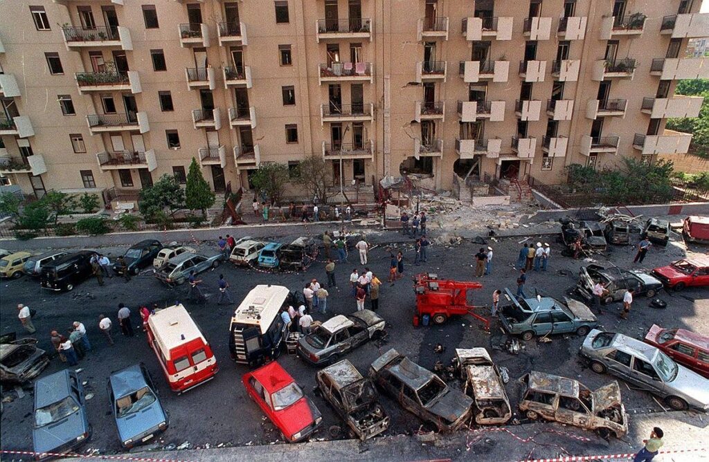 Via D'Amelio subito dopo l'attentato del 19 luglio 1992 - Foto Wikipedia