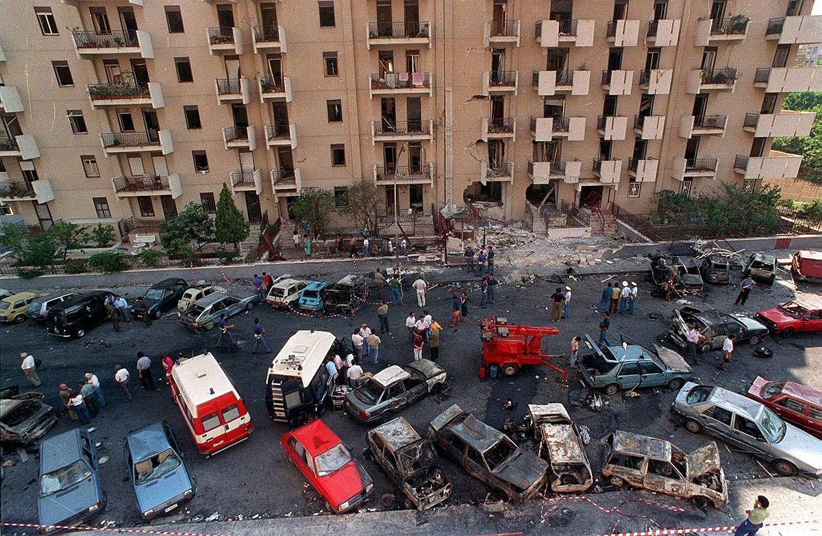 Via D'Amelio subito dopo l'attentato del 19 luglio 1992 - Foto Wikipedia