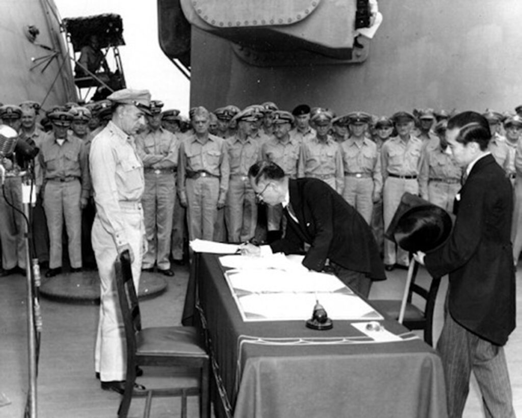 La firma dell'armistizio a bordo della portaerei Missouri il 2 settembre 1945