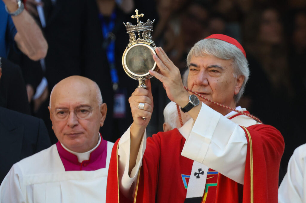 Il cardinale Battaglia mostra ai fedeli l'ampolla con il sangue sciolto il 19 settembre 2026
