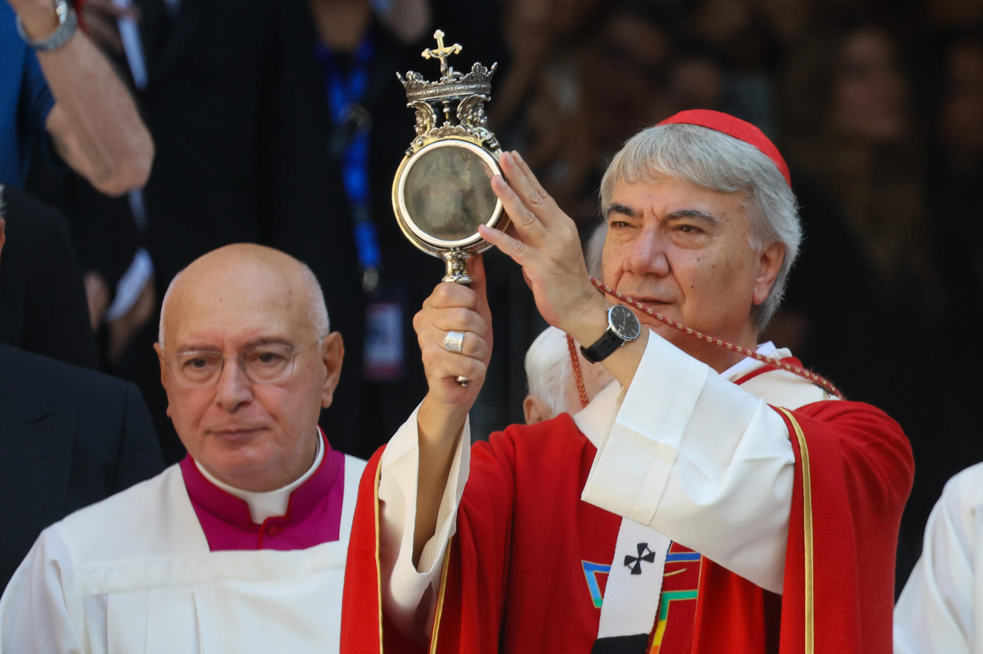 Il cardinale Battaglia mostra ai fedeli l'ampolla con il sangue sciolto il 19 settembre 2026
