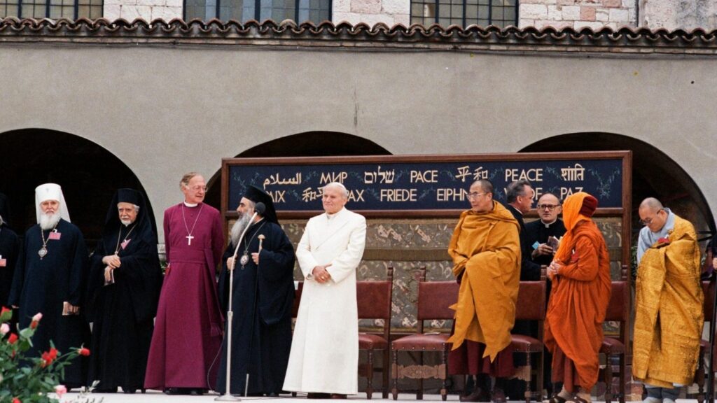 Papa Giovanni Paolo II e gli altri capi religiosi nella giornata dello Spirito di Assisi il 27 ottobre 1986. Fonte Vaticannews.va