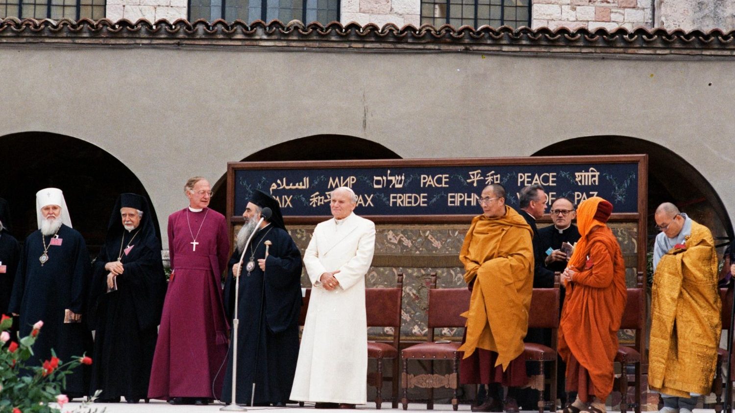 Papa Giovanni Paolo II e gli altri capi religiosi nella giornata dello Spirito di Assisi il 27 ottobre 1986. Fonte Vaticannews.va